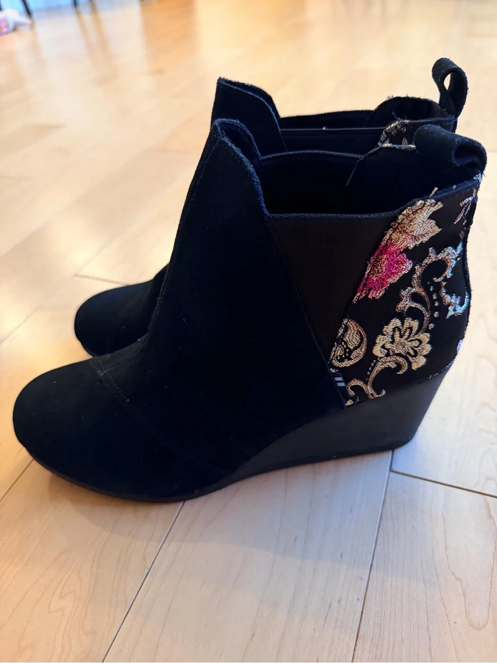 TOMS Kelsey Black Suede Floral Brocade Wedge Ankle Boots Women’s 9.5 NWOB